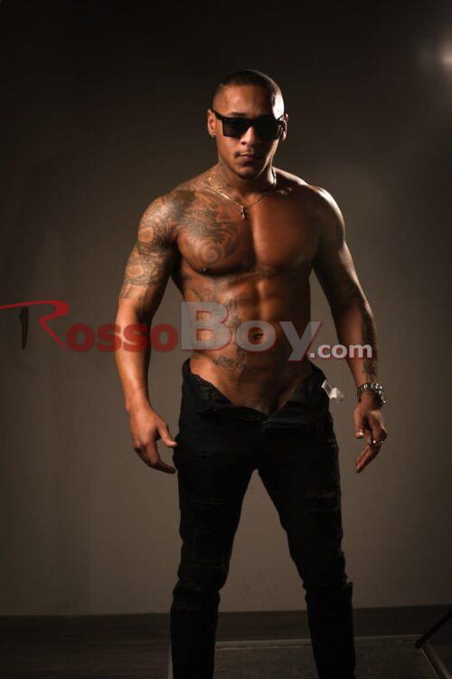 Centrale bel ragazzo brasiliano attivo 20