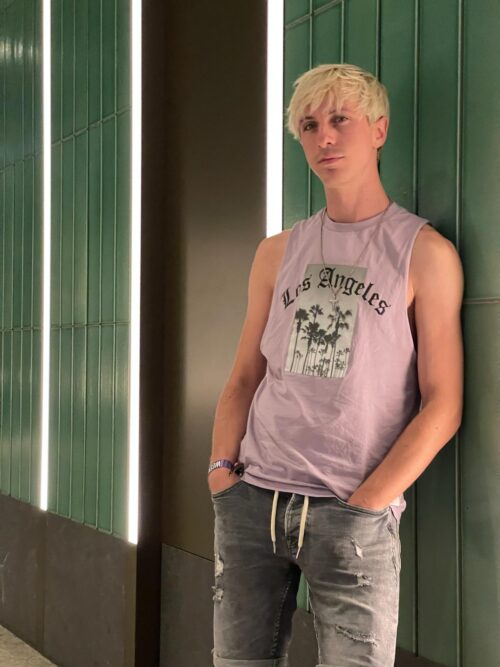 Ragazzo twink gay di 26 anni di New York, capelli biondi e occhi azzurri. Versatile corpo completamente liscio e sono ben