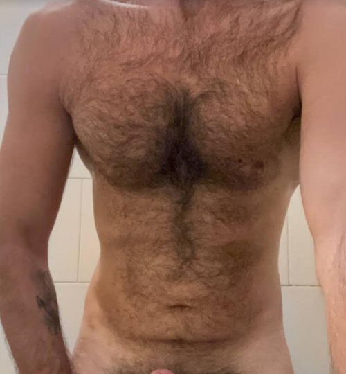 Giovane ragazzo attivo con barba e pelo di 33 anni pronto per farti vivere intensi e piacevoli momenti di relax e goduria