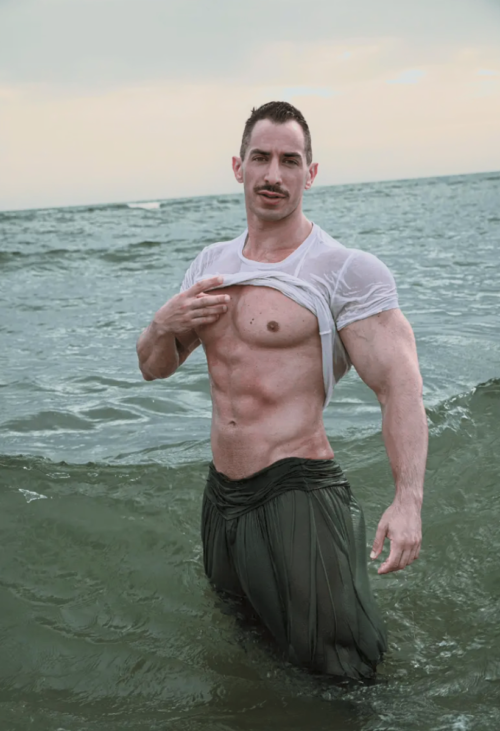 Francesco disponibile per sessioni di muscle worship, spogliarelli e molto altro